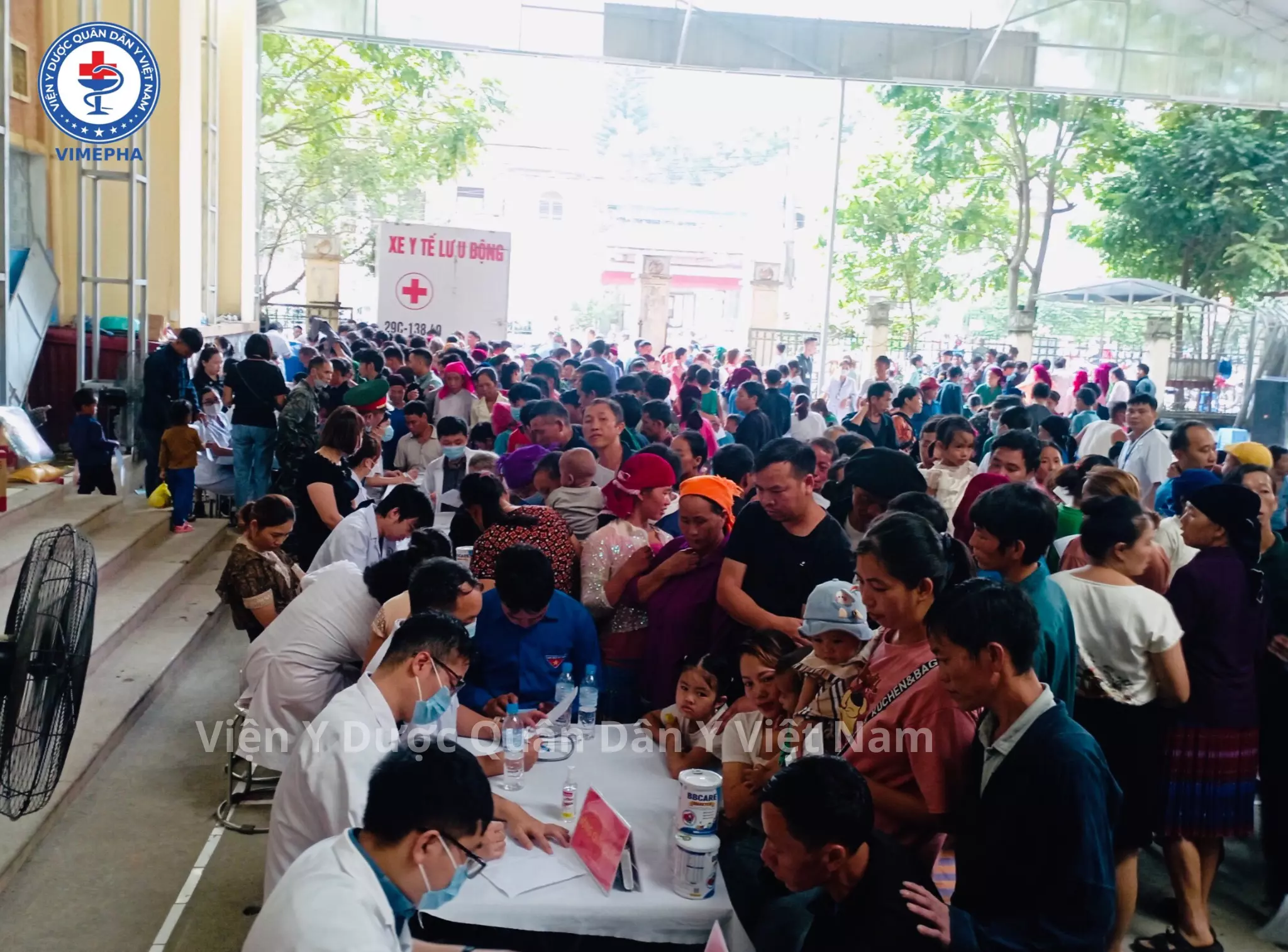 Bà con đến khám chữa bệnh