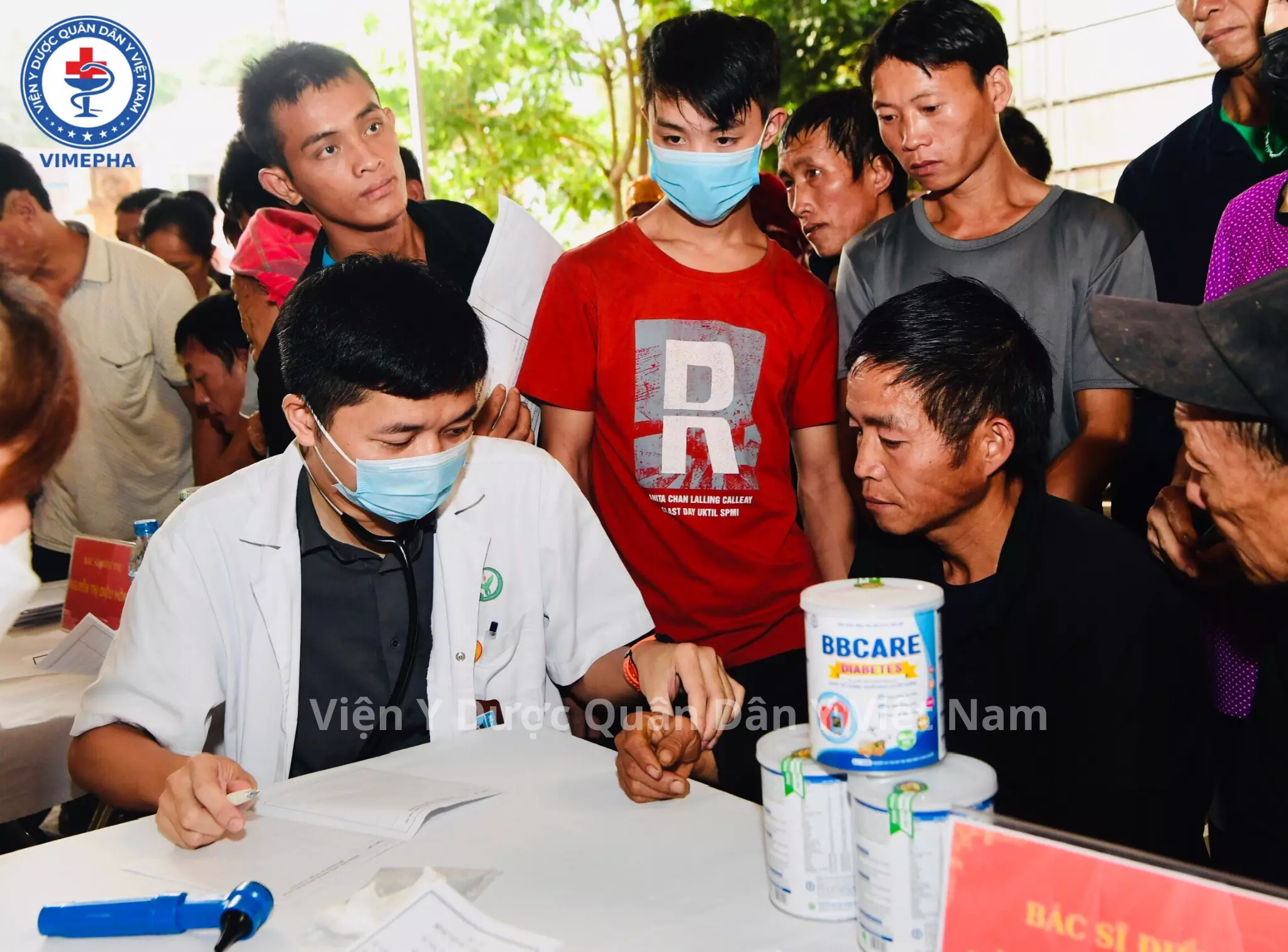 Bác sỹ khám chữa bệnh cho người dân