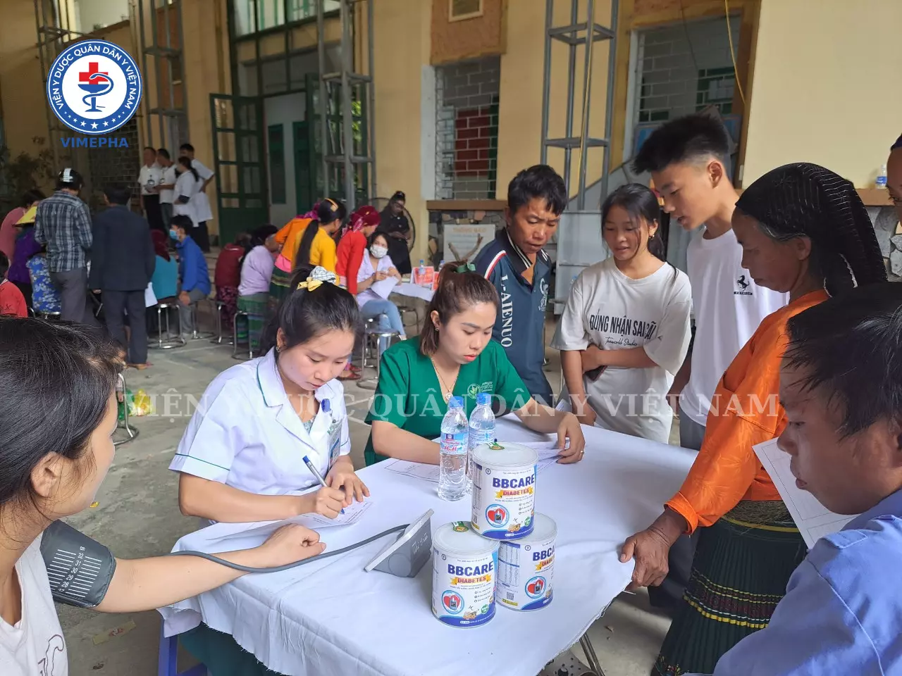 Hoạt động khám chữa bệnh và tặng sữa tiểu đường tại Mèo Vạc