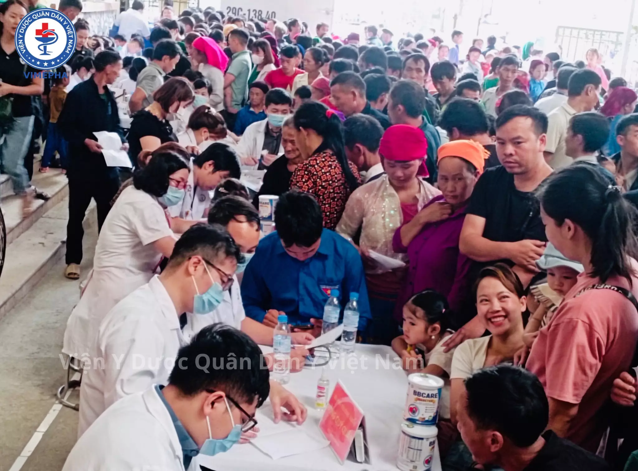 Khung cảnh khám chữa bệnh