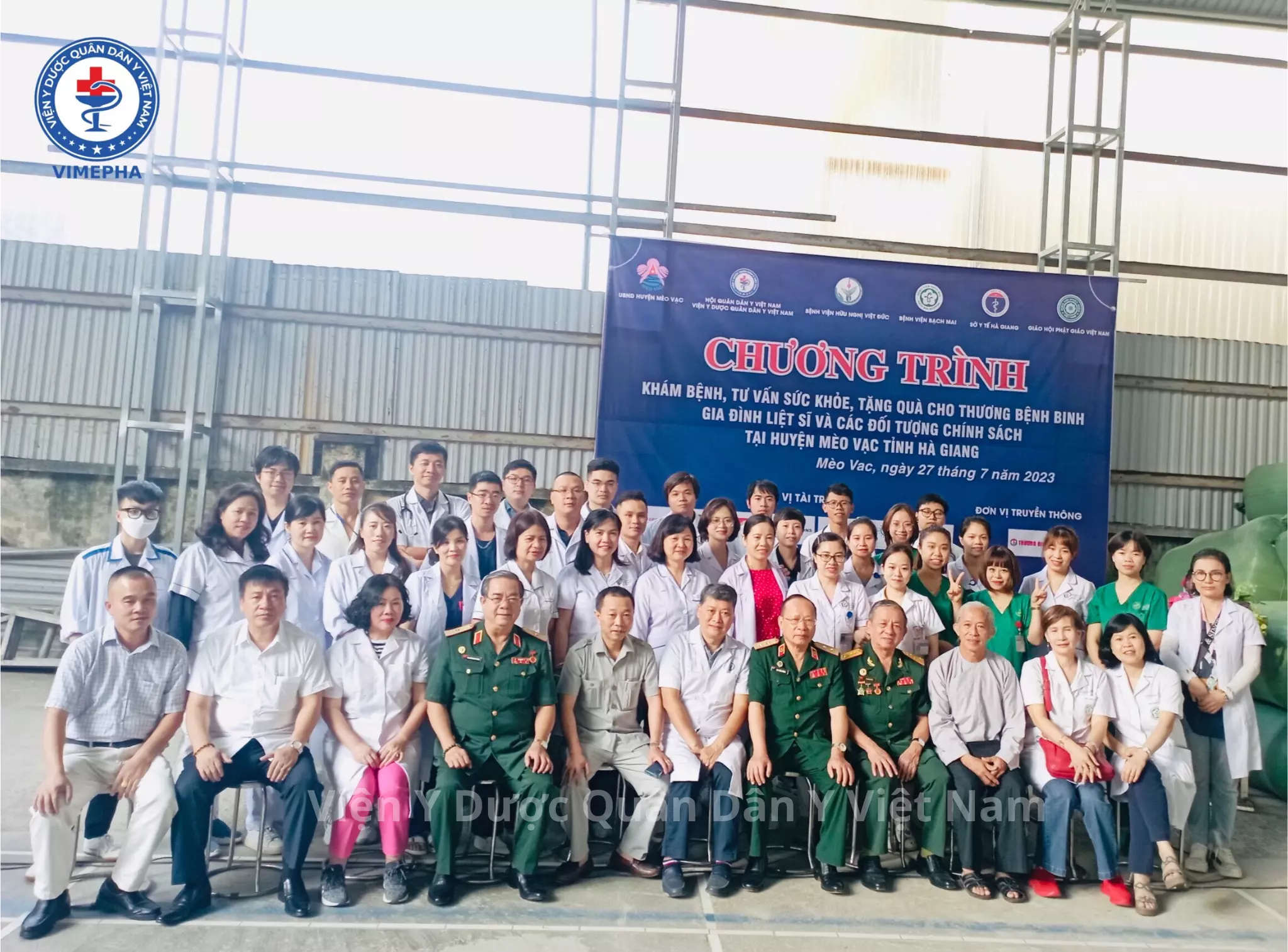 Tập thể y bác sỹ khám chữa bệnh tại Hà Giang