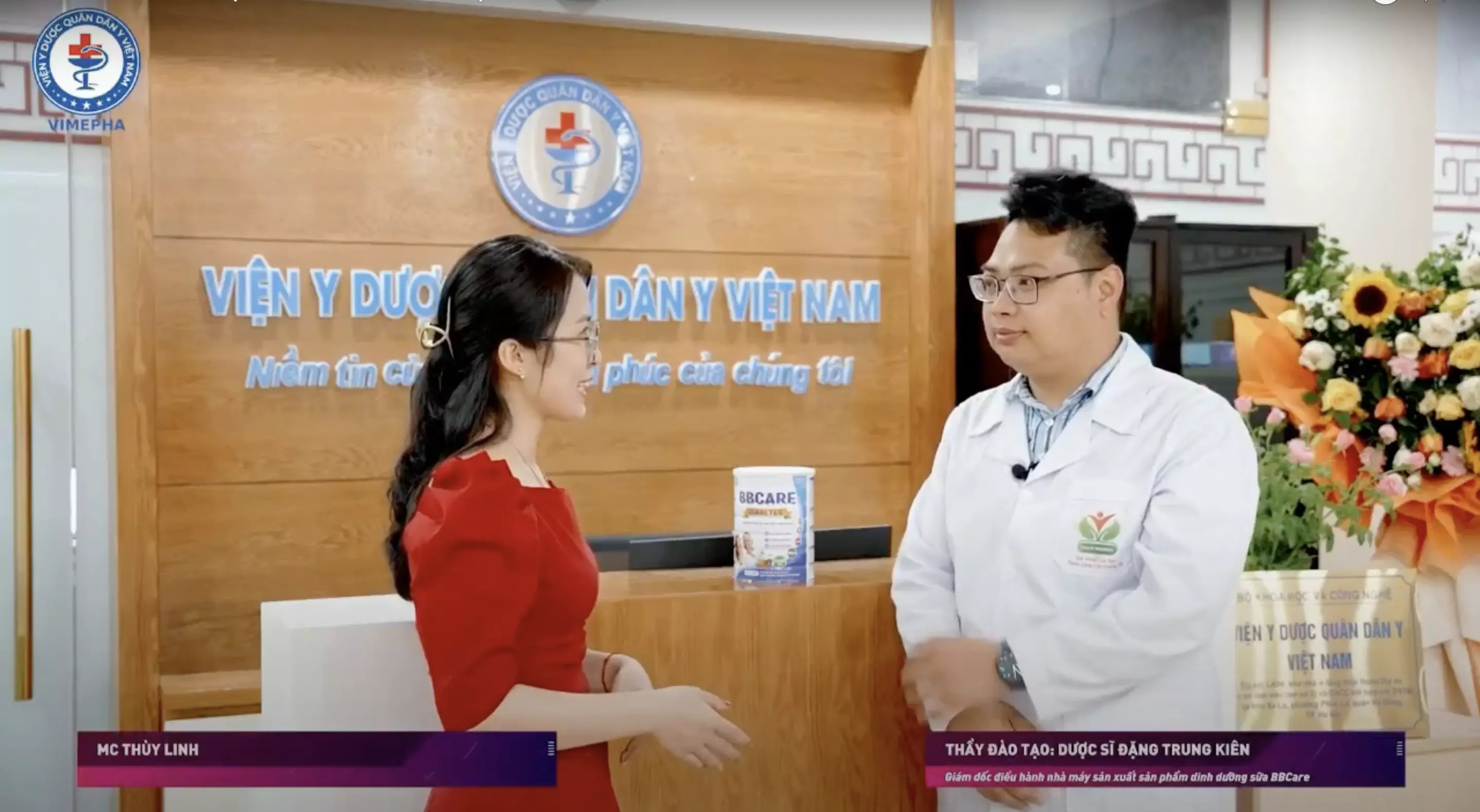 Trao đổi cùng dược sĩ sau buổi đào tạo