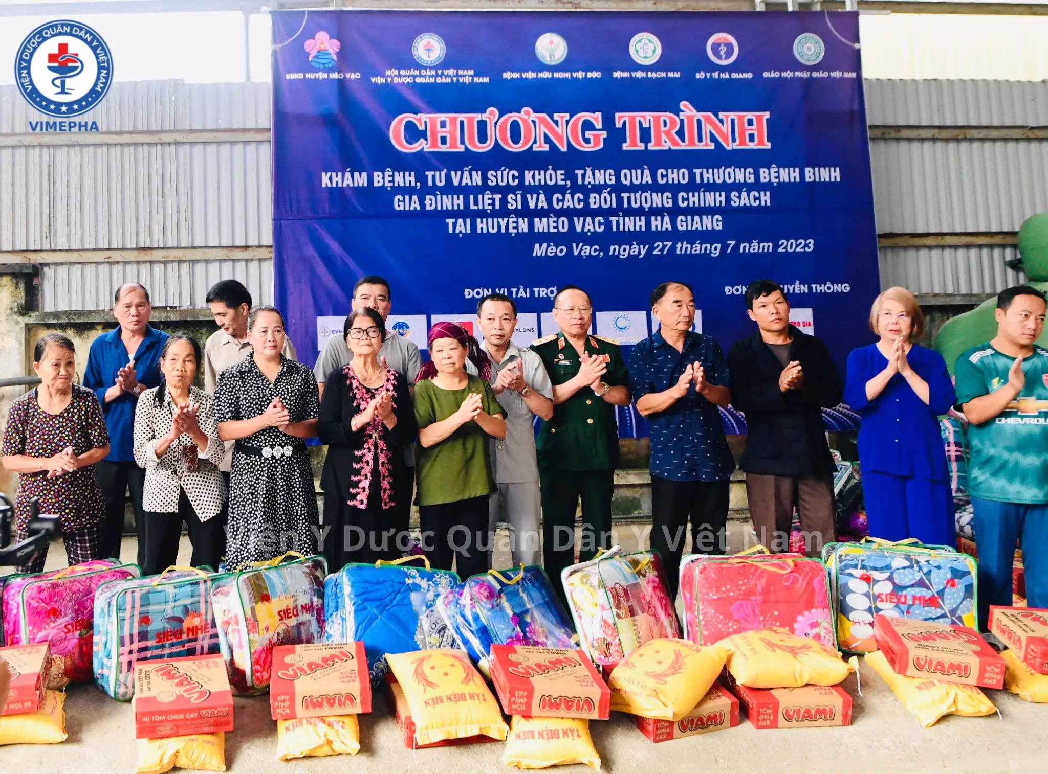 Viện trưởng Viện Y Dược Quân Dân Y Việt Nam tặng quà người dân